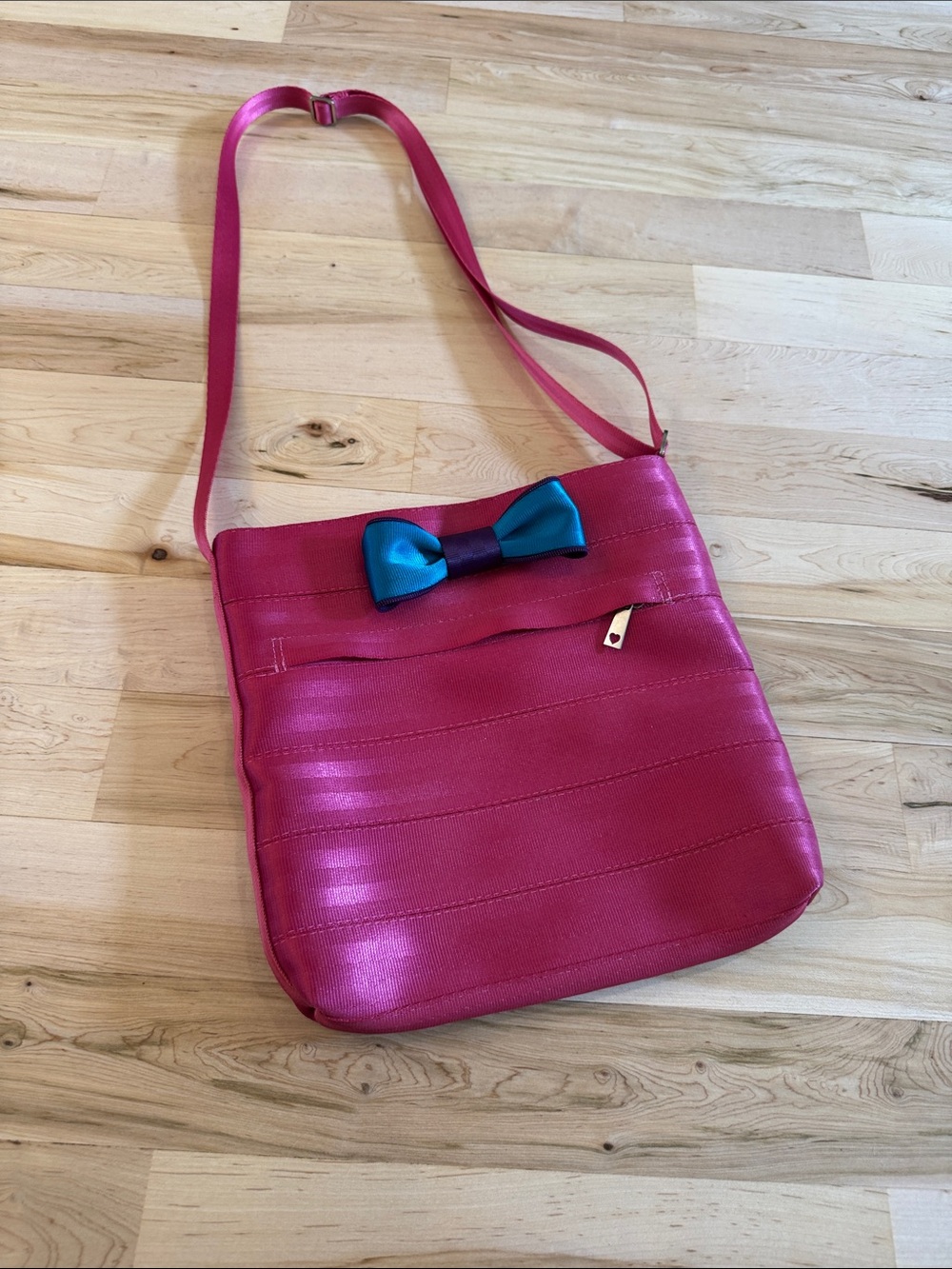 Harveys Seatbelt Bow Streamline Crossbody Purse Bag-Pink